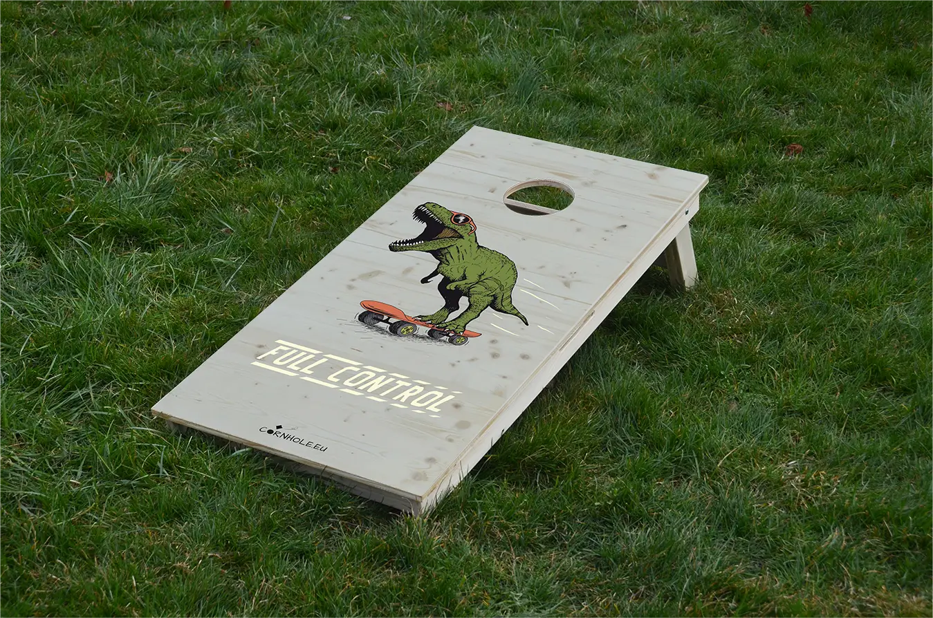 cornhole t-rex à lunettes sur un skateboard, sur le gazon, vue de face