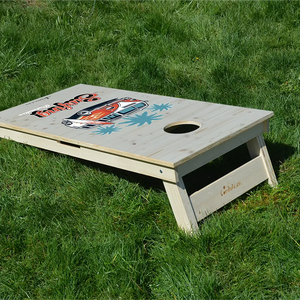 cornhole van de surf et palmiers, sur le gazon, vue de derrière