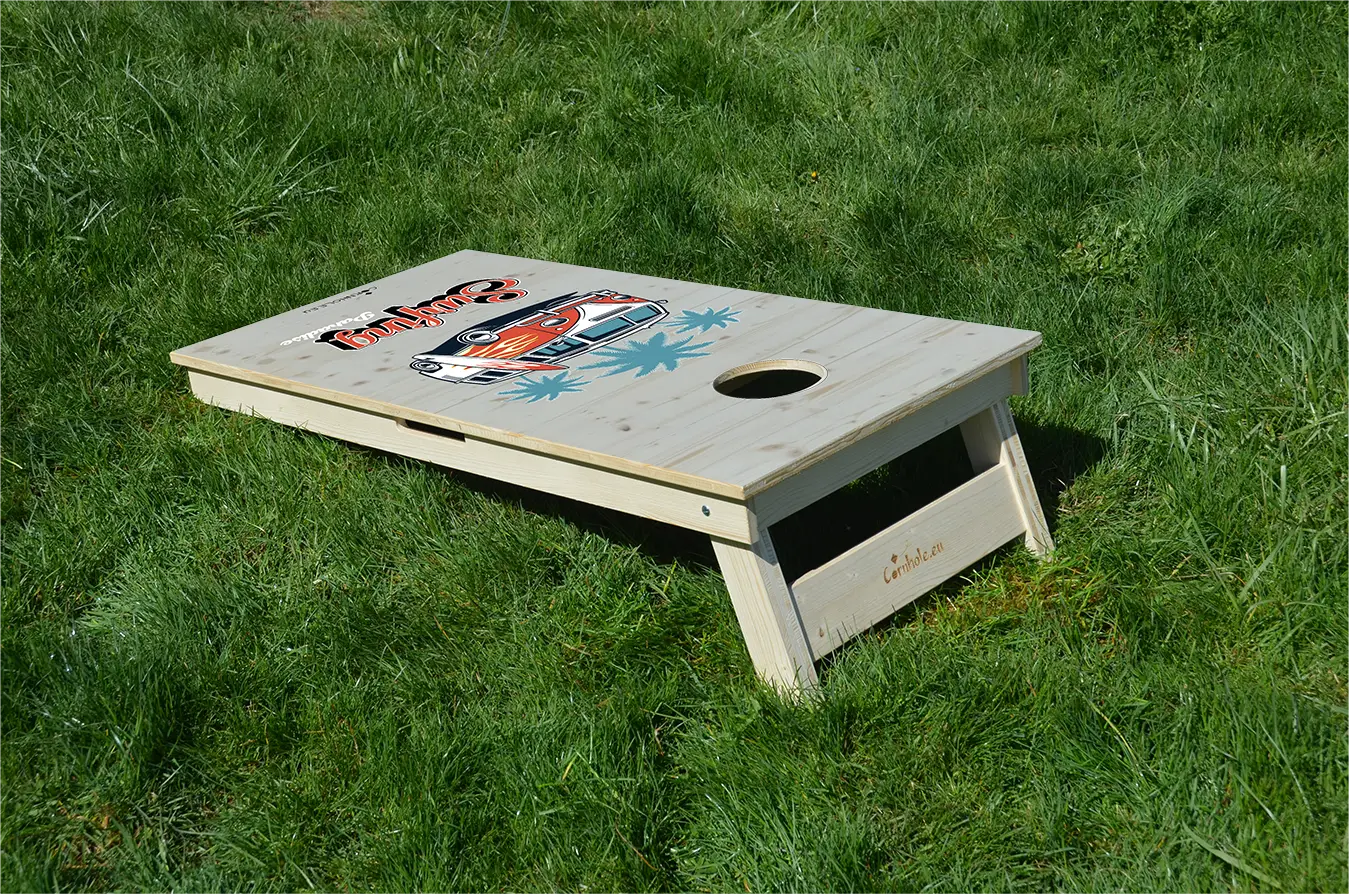 cornhole van de surf et palmiers, sur le gazon, vue de derrière