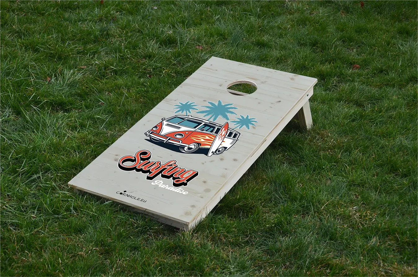 cornhole van de surf et palmiers, sur le gazon, vue de face