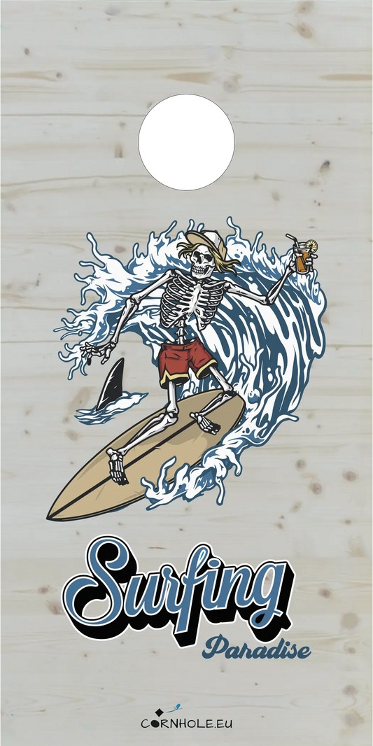 décor détaillé cornhole squelette surfant une vague à coté d'un requin, vue de face
