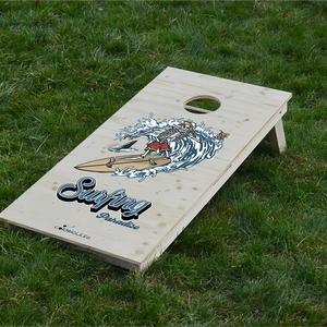 cornhole squelette surfant une vague à coté d'un requin, sur le gazon, vue de face