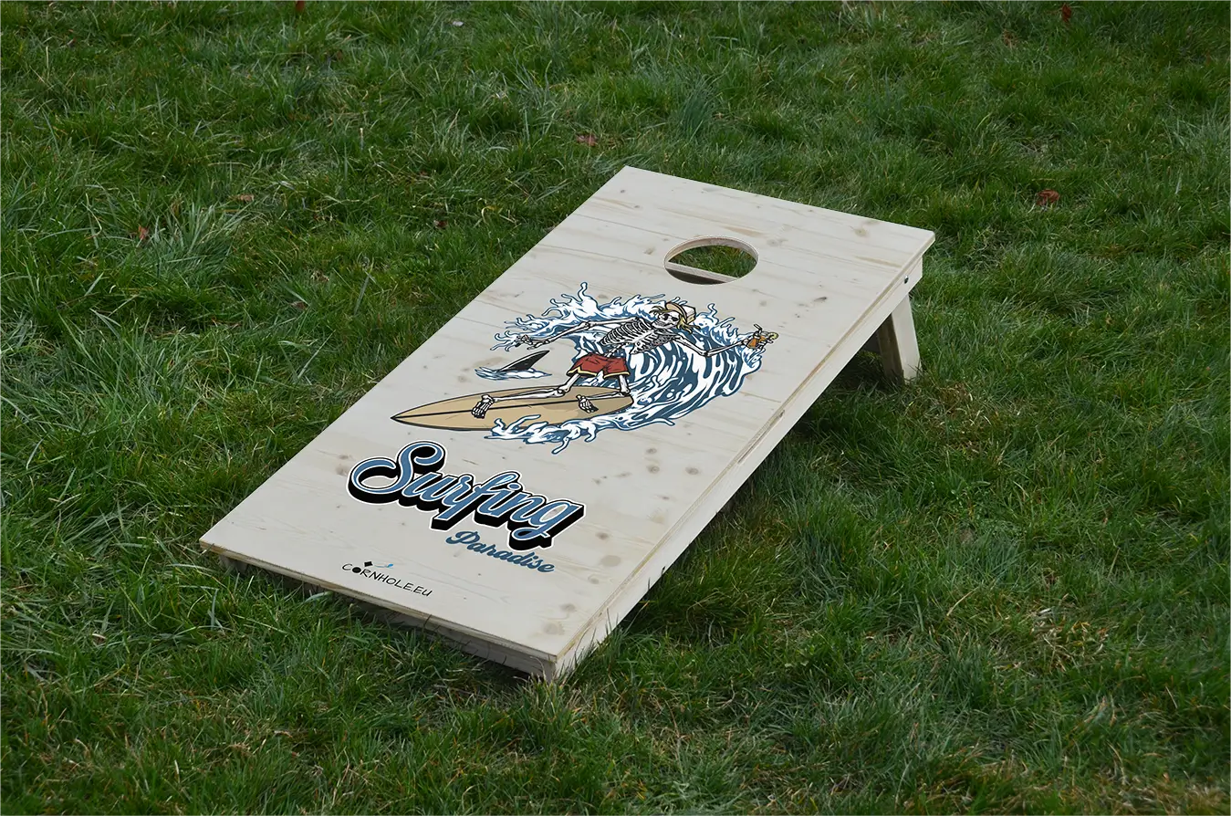 cornhole squelette surfant une vague à coté d'un requin, sur le gazon, vue de face