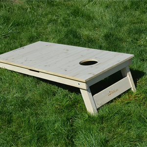 cornhole bois naturel, sur le gazon, vue de derrière