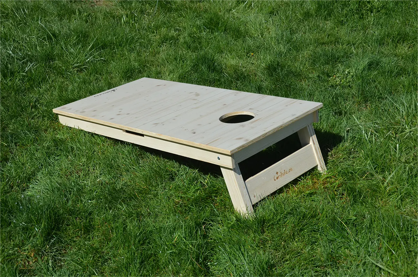 cornhole bois naturel, sur le gazon, vue de derrière