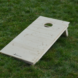 cornhole bois naturel, sur le gazon, vue de face