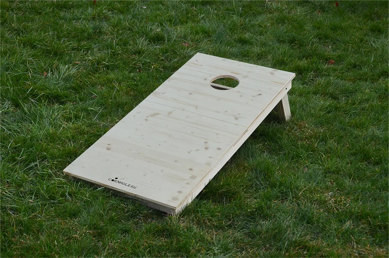 cornhole bois naturel, sur le gazon, vue de face