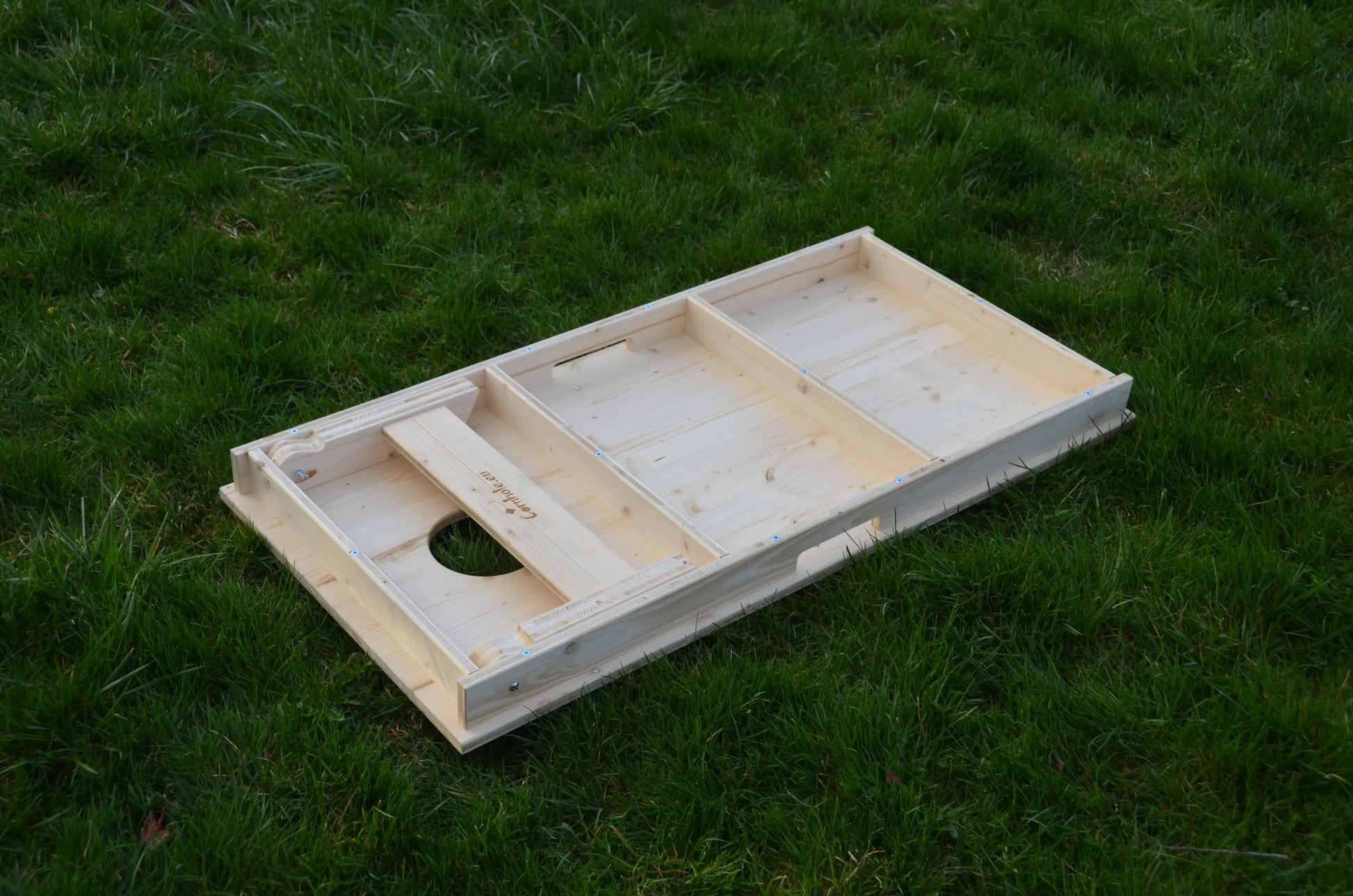 cadre et structure de cornhole en bois, vue de dessous
