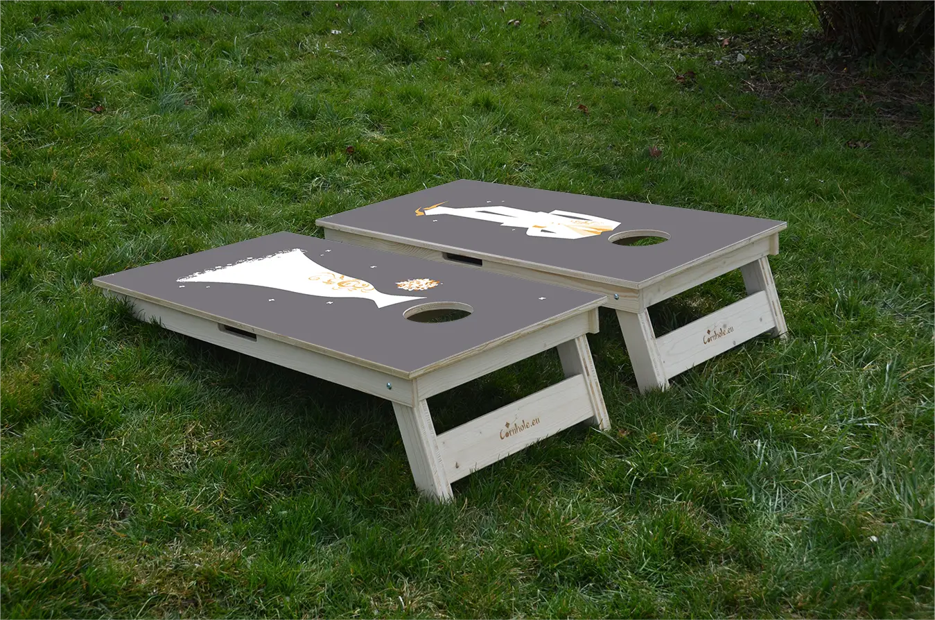 cornhole 2 planches mariés drôles et élégants, sur le gazon, vue de derrière