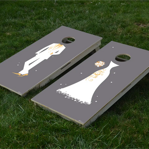 cornhole 2 planches mariés drôles et élégants, sur le gazon, vue de face