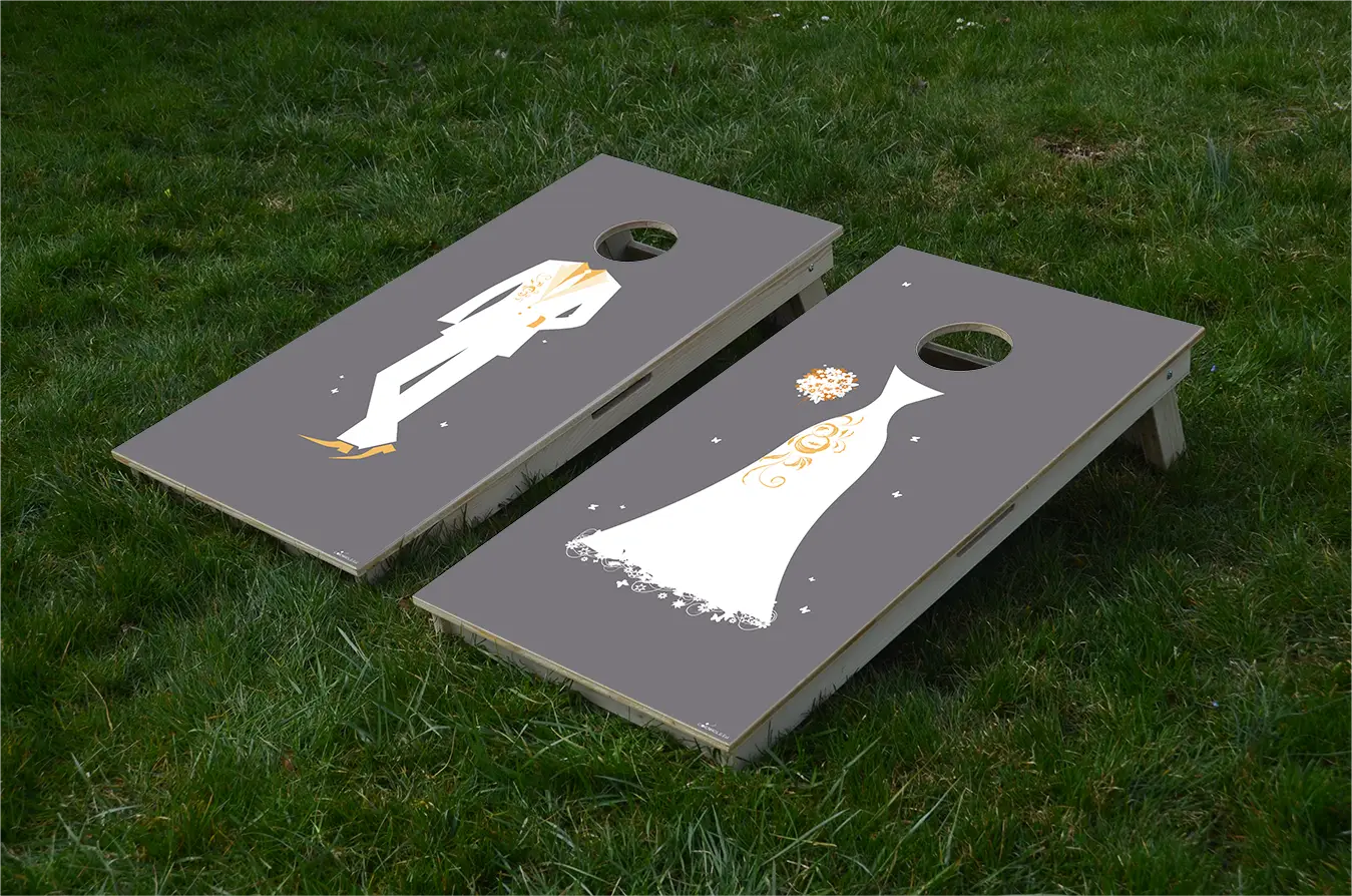 cornhole 2 planches mariés drôles et élégants, sur le gazon, vue de face