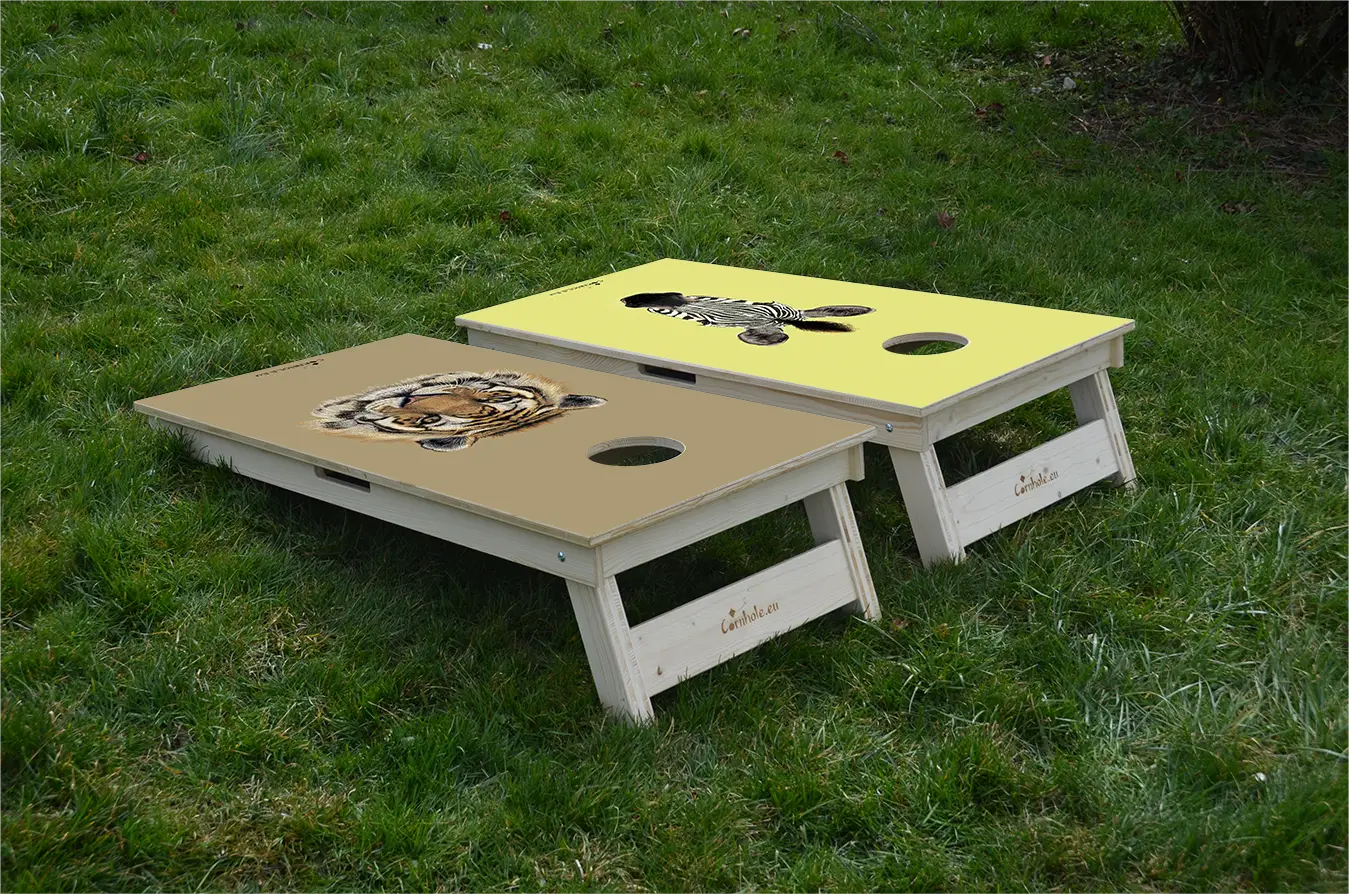 cornhole 2 planches tête de tigre et tête de zèbre, sur le gazon, vue de derrière
