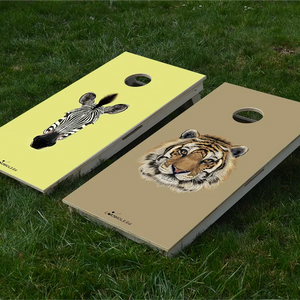 cornhole 2 planches tête de tigre et tête de zèbre, sur le gazon, vue de face
