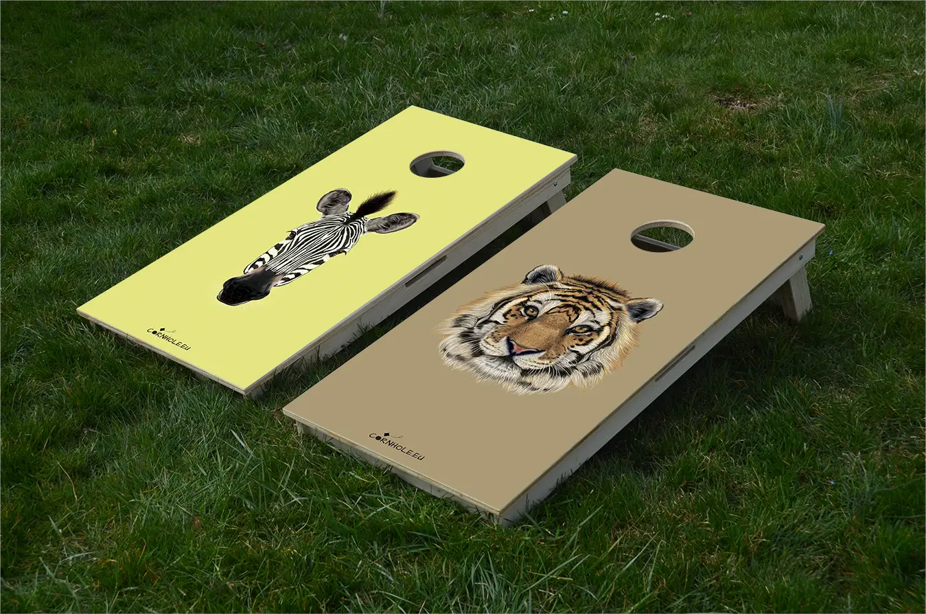 cornhole 2 planches tête de tigre et tête de zèbre, sur le gazon, vue de face
